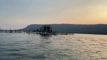 vietnam phu quoc île pêcheurs maison dans le Indien océan pêche bateau capture grandir poisson poisson ferme restaurant sur le l'eau capture poisson grandir filets en bois maison video