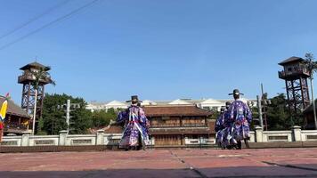 vietnam phu quoc île grandiose monde 03.12.2024 ville japonaise traditionnel Chapeaux ville japonaise arc gens habillé dans traditionnel Japonais vêtements représenter leur nation comme magnifique video