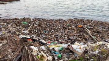 pescaria barco desastre lama jogando acima vários plástico objetos a partir de a mar dentro Vietnã em a ilha do phu quoc de praia sujo selvagem praias vai em breve estar hotéis, uma Lugar, colocar para construção video