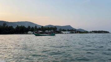 Vietnã phu quoc ilha pescadores casa dentro a indiano oceano pescaria barco pegar crescer peixe peixe Fazenda restaurante em a água pegar peixe crescer redes de madeira casa video
