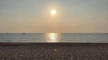 inclinación abajo durante exótico tropical playa playa puesta de sol con palma arboles en el primer plano paraíso playas cerca hoteles viaje viaje agencia destino belleza de naturaleza descanso relajación video
