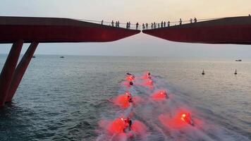 Vietnam phu quoc Insel 29.02.2024 Jet Ski Show Liebe Hurrikan küssen Brücke Sonnenuntergang Stadt, Dorf Liebe Reise Romantik Sonnenuntergang phu quoc Ehe Brücke die meisten angenehm Platz zu registrieren ein Ehe auf das Insel video