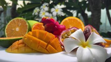 frukt av vietnam vietnamese Lagra. drake frukt, mango, vattenmelon, bananer, melon är såld på de handel bänk. nha trang vietnam video