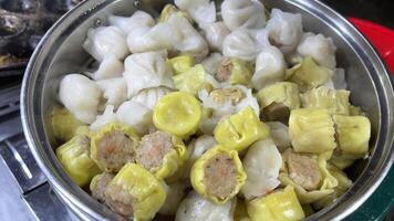 Dumplings vietnam. frit gluant riz boulette style teinte video