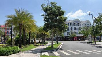 vacío calles de el nuevo ciudad, Vietnam grandioso mundo phu quoc. abandonado lugar, allí es No uno, hermosa edificios, construcción, un sitio a moverse en, vacío apartamentos, hotel alquileres video