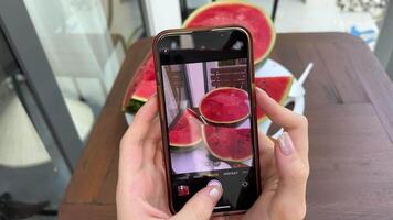 veganistisch vegetarisch vrouw vrouw nemen afbeelding van gezond antioxidant kleurrijk groenten, rauw sap en fruit voor aan het eten na markt in koelkast watermeloen, door smartphone video