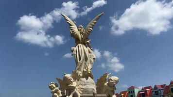 Statue Skulptur von ein Weiß Engel Schuss von das zurück mit wenig wenig Engel auf das Seiten Vietnam großartig Welt phu ok. Skulpturen video