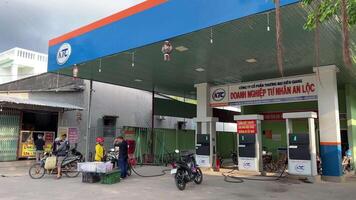 Vietnam phu quoc 17.04.2024 gas estación en Vietnam motos obtener gasolina gas personas Vamos a repostar a gas estaciones video