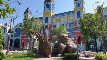 Vietnam phu quoc Insel großartig Welt 18.03.2024 zwei Köpfe seltsam Skulpturen im Vorderseite von das Main Eingang zu Vietnam großartig Welt phu ok. Skulpturen video