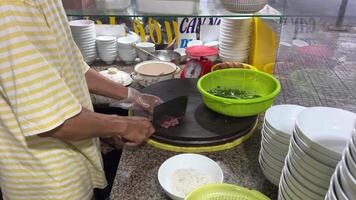 rua Comida sopa pho fechar acima do casal comendo pho sopa dentro a cidade video