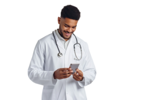 alegre joven médico en blanco Saco sonriente mientras mirando a pantalla de su teléfono en aislado transparente antecedentes png