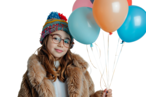 portrait de adolescent fille portant fourrure manteau, oreille réchauffeurs et lunettes, en portant anniversaire des ballons pour fête sur isolé transparent Contexte png