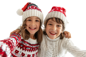 Foto von zwei positiv Kinder Verwandtschaft Umarmung nehmen Selfie strahlend Lächeln tragen Weihnachten Hut Jumper auf isoliert transparent Hintergrund png