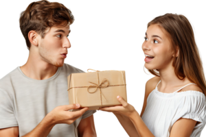 bonito jovem homem é dando presente caixa para surpreso namorada em isolado transparente fundo png
