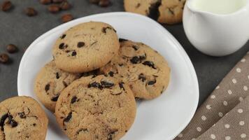 tradicional chocolate lasca biscoitos com peças do cacau em uma placa. video