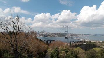 bosphorus bro eller 15:e juli martyrer bro se med moln och stadsbild av istanbul. video