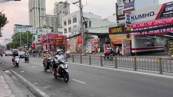 ho chi minh stad, vietnam 2024-03-26 se på en upptagen väg som människor och bilar passera förbi cirka februari 2018 i ho chi minh stad, vietnam. video