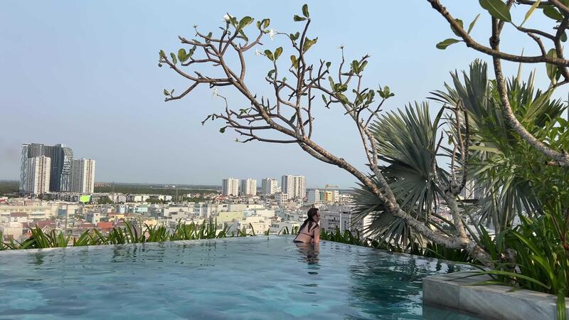 estilo de vida do viagem mulher dentro roupa de banho desfrutando Vietnã ho chi minh cidade Horizonte Visão dentro a infinidade piscina 44847335 Vídeo stock no Vecteezy