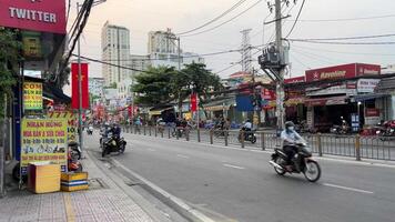 ho Chi minh Stadt, Vietnam 26.03.2024 Aussicht auf ein beschäftigt Straße wie Menschen und Autos bestehen durch zirka Februar 2018 im ho Chi minh Stadt, Vietnam. video