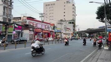 ho chi minh stad, Vietnam 26.03.2024 visie Aan een bezig weg net zo mensen en auto's voorbij gaan aan door ongeveer februari 2018 in ho chi minh stad, Vietnam. video