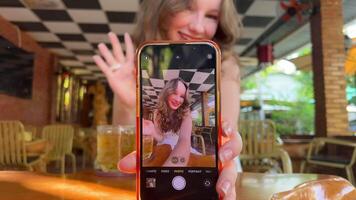 menina telefone acenando mão Móvel rede Câmera Visão sorridente jovem atraente hispânico mulher, transmissão histórias conectados dentro social redes, vlogging gravação selfie , iniciando distante conversação. video
