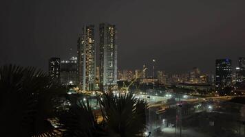 ho chi minh stad , vietnam natt saigon sektion av detta blomstrande stad i de kväll, som visar infrastruktur och utvecklingen indikativ av de välstånd video