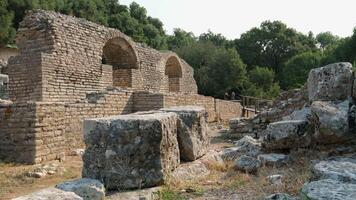 butrinto o butrinto restos de el genial basílica en butrinto nacional parque, butroto, albania triconca palacio a butrinto vida y muerte de antiguo romano casa histórico medieval veneciano torre video