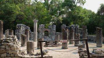 butrinto o butrinto restos de el genial basílica en butrinto nacional parque, butroto, albania triconca palacio a butrinto vida y muerte de antiguo romano casa histórico medieval veneciano torre video