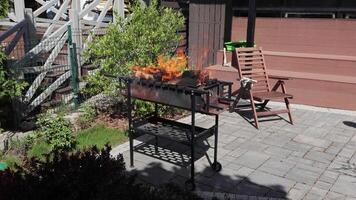 ardente legna nel Giardino dietro la casa carbone griglia. preparazione carboni per barbecue, kebab. picnic su soleggiato giorno. vacanza e fine settimana fughe. video