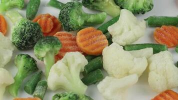 bevroren groenten detailopname. hoop van bevroren groente mengen video