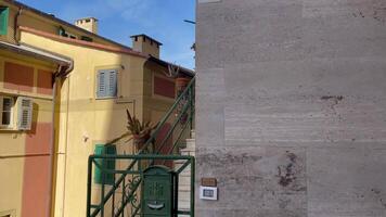 färgrik hus och trappor av fiske stad camogli Italien. by i rocks. havet cove av ligurian hav. video