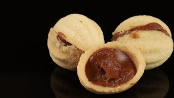 cacahuète biscuits avec condensé lait. sucré et délicieux noyer biscuits. des noisettes avec condensé Lait video