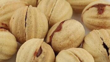 cacahuète biscuits avec condensé lait. sucré et délicieux noyer biscuits. des noisettes avec condensé Lait video