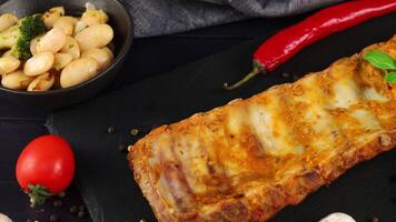 appetitoso fritte costole. delizioso carne falco su il tavolo. pranzo nel un' ristorante. video