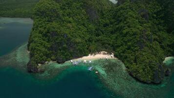 playa con barcos en el isla de el Filipinas video