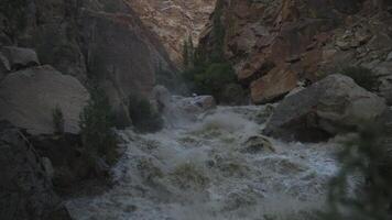 poderoso montaña río fluir en Tíbet video