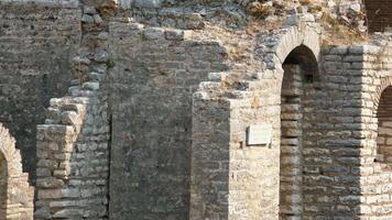 butrint eller butrinto ruiner av de bra basilika i butrint nationell parkera, butrotum, albanien. triconch palats på butrint liv och död av gammal roman hus historisk medeltida venetian torn video