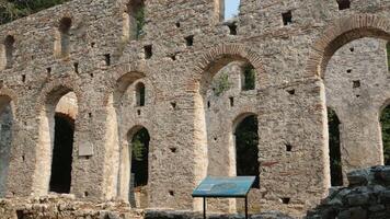 butrinto o butrinto restos de el genial basílica en butrinto nacional parque, butroto, albania triconca palacio a butrinto vida y muerte de antiguo romano casa histórico medieval veneciano torre video