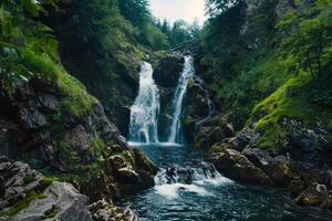 majestuoso cascada cascada abajo cubierto de musgo rocas dentro refrescante piscina abajo foto