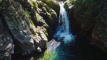 majestuoso cascada cascada abajo cubierto de musgo rocas dentro refrescante piscina abajo foto