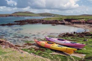 par de vistoso kayaks descansando en el costa, llamando aventureros a explorar oculto calas foto