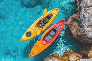 par de vistoso kayaks descansando en el costa, llamando aventureros a explorar oculto calas foto