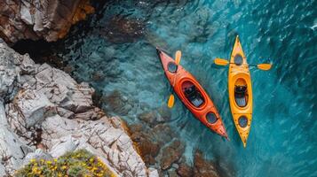 par de vistoso kayaks descansando en el costa, llamando aventureros a explorar oculto calas foto