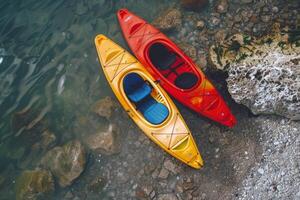 par de vistoso kayaks descansando en el costa, llamando aventureros a explorar oculto calas foto