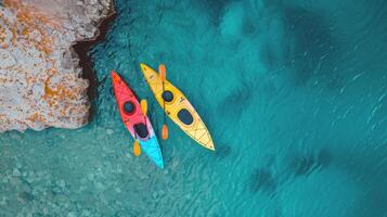 par de vistoso kayaks descansando en el costa, llamando aventureros a explorar oculto calas foto