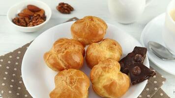 Eclairs mit Schokolade, Cappuccino und Milch. Süss Frühstück. video