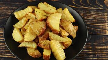 frit patates dans une noir plaque. une plat dans une restaurant. video