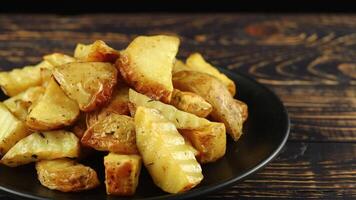 fritte patate nel un' nero piatto. semplice nazione cibo. video