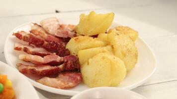 gebraten Kartoffeln und Speck. traditionell Lebensmittel. video