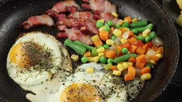 frito ovos com legumes dentro uma frigideira. video